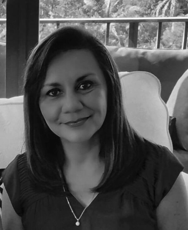 GLORIA HERNÁNDEZ, UNA ENTREGA LITERARIA QUE RINDE FRUTOS. Rocío Vásquez